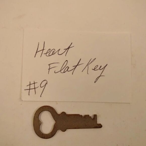 Vintage Flat Heart Key Steamer Trunk - Picture 3 of 10